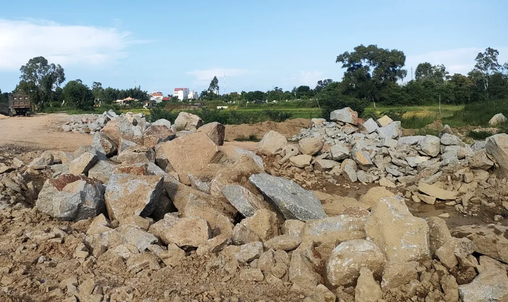 Điểm tập kết đá vi phạm bị xử lý ở thị xã Đông Hòa, Phú Yên