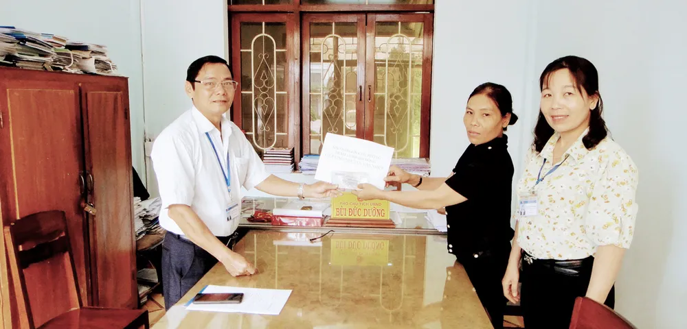 Lãnh đạo UBND phường Hoài Thanh trao tiền bạn đọc Báo SGGP cho hoàn cảnh của vợ chồng ngư dân Nguyễn Văn Nhiếp