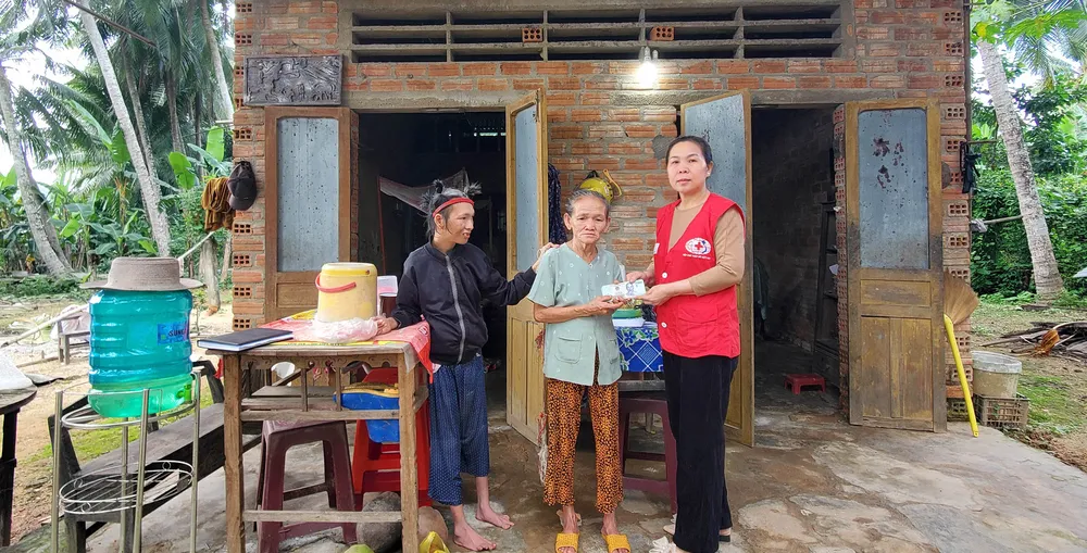 Hội Chữ thập đỏ xã Ân Đức trao tiền bạn đọc hỗ trợ mẹ con bà Học