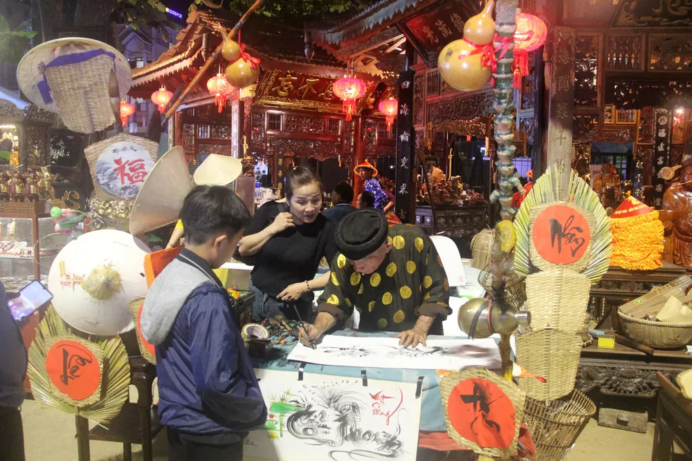 Nhiều gian hàng truyền thống lồng ghép vào tuần lễ