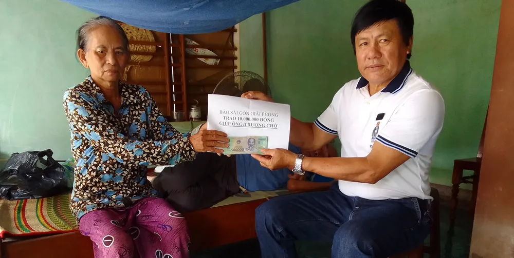 Ảnh trao tiền.jpg