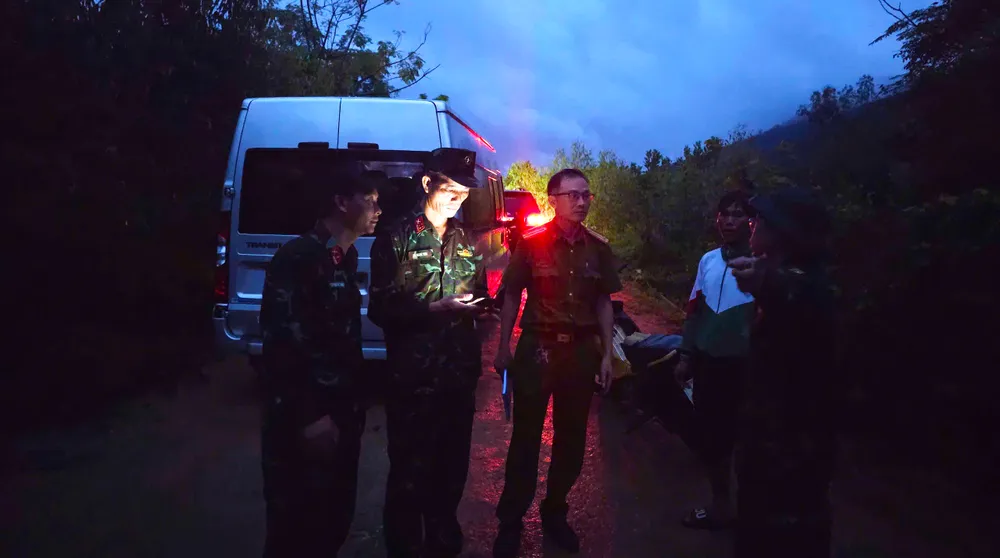 Lực lượng chức năng được huy động để hỗ trợ công tác tìm kiếm ngay trong đêm 6-11 ở rừng núi huyện Tây Sơn, Bình Định