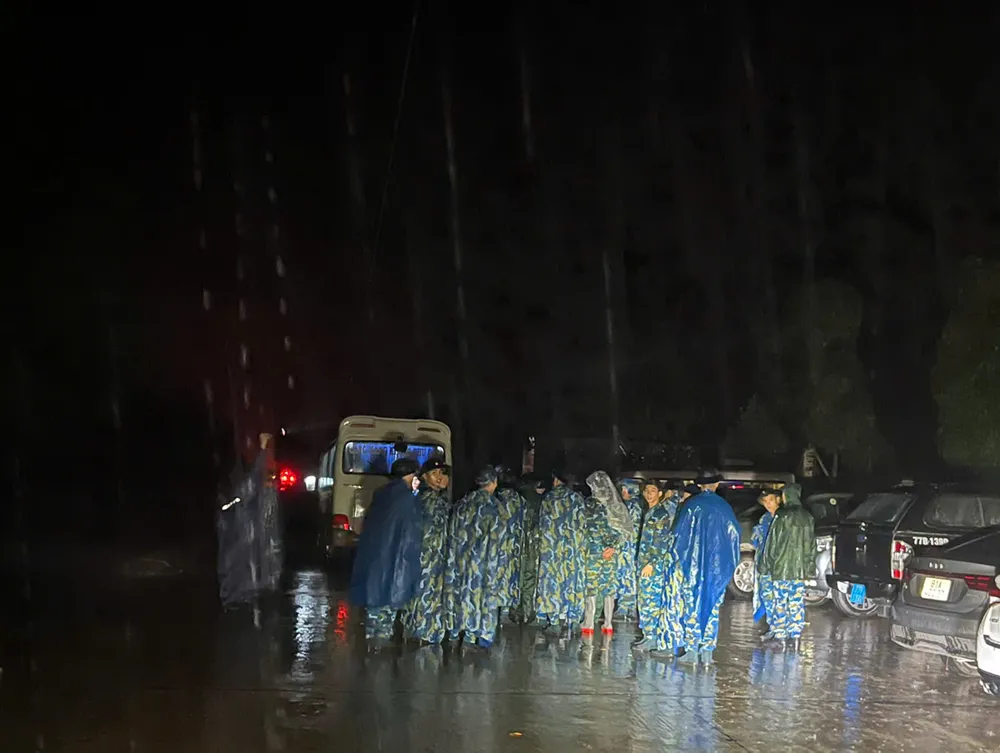 Lực lượng tìm kiếm đang tiếp tục tăng cường bổ sung vào đêm 6-11