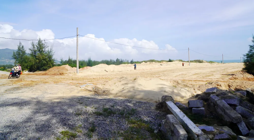 Bên trong khu dự án bất động sản du lịch ngàn tỷ ở Khu Kinh tế Nhơn Hội "xí" đất đến nay chỉ mới mở được tuyến đường, chưa ra hình hài gì