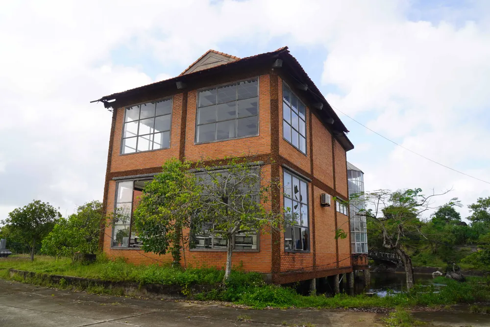 Những khối nhà xây dựng đồ sộ hoang vắng, dần đổ nát đầy xót xa giữa khu du lịch sinh thái Thiên Đàng (huyện Bình Sơn, tỉnh Quảng Ngãi) vốn trên 1.800 tỷ đồng