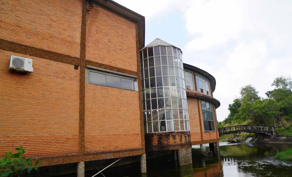 Những khối nhà xây dựng đồ sộ hoang vắng, dần đổ nát đầy xót xa giữa khu du lịch sinh thái Thiên Đàng (huyện Bình Sơn, tỉnh Quảng Ngãi) vốn trên 1.800 tỷ đồng