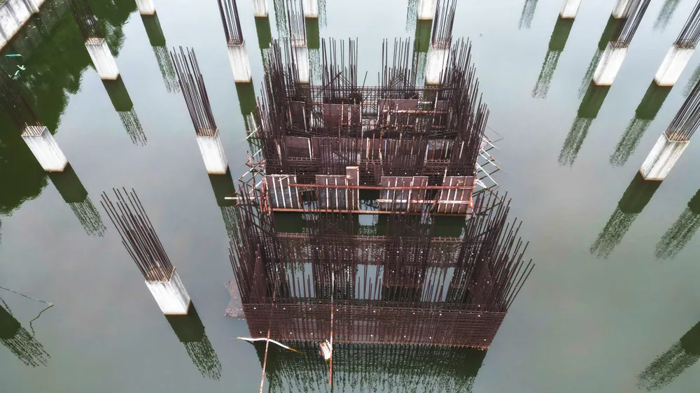 Những khối sắt hoen gỉ phơi nắng phơi mưa ở Khu dịch vụ chất lượng cao Bệnh viện Đa khoa tỉnh Quảng Ngãi (vốn trên 1.100 tỷ đồng)