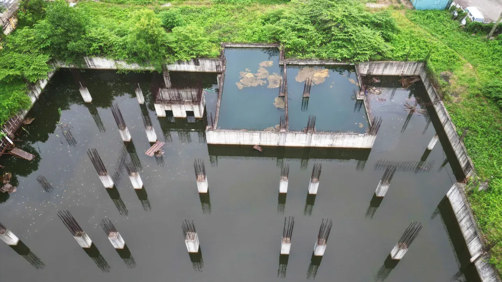 Khu dịch vụ chất lượng cao Bệnh viện Đa khoa tỉnh Quảng Ngãi (vốn trên 1.100 tỷ đồng) hiện như khu rừng thu nhỏ, ao tù nước ô nhiễm giữa lòng TP Quảng Ngãi