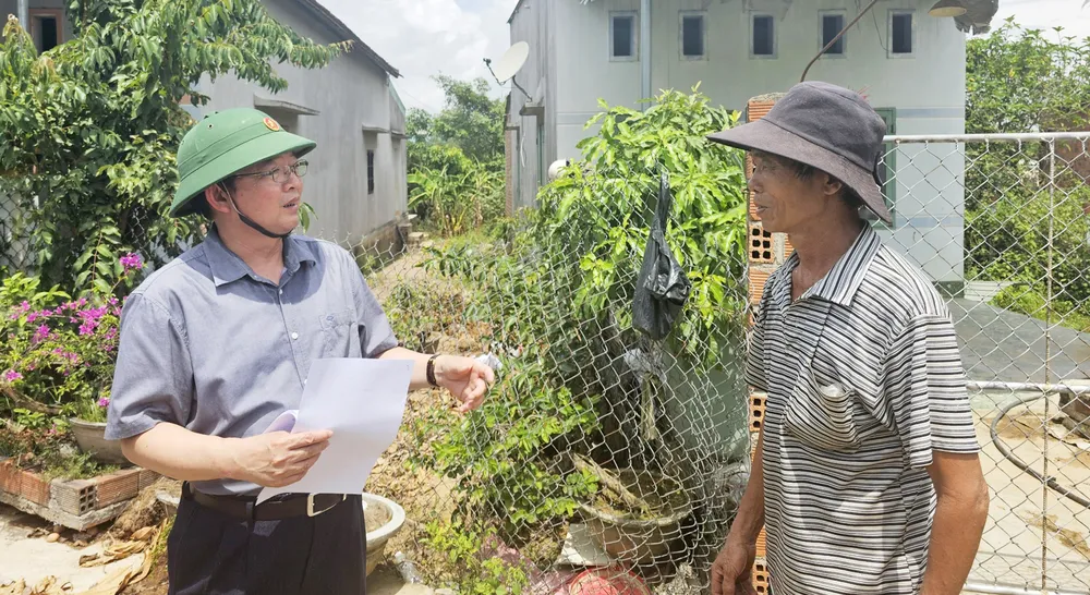 Bí thư Tỉnh ủy Bình Định Hồ Quốc Dũng đến hiện trường người dân bị ảnh hưởng bởi đường bộ cao tốc Bắc - Nam