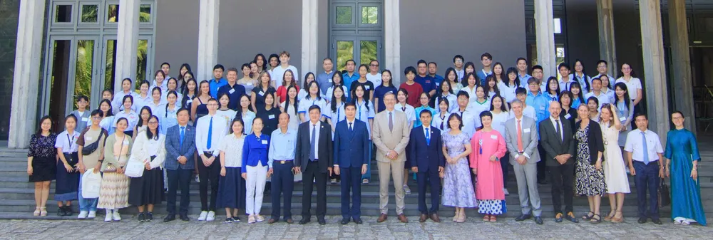 Các đại biểu, nhà khoa học, học viên giao lưu tại sự kiện. Ảnh: TRUNG NHÂN