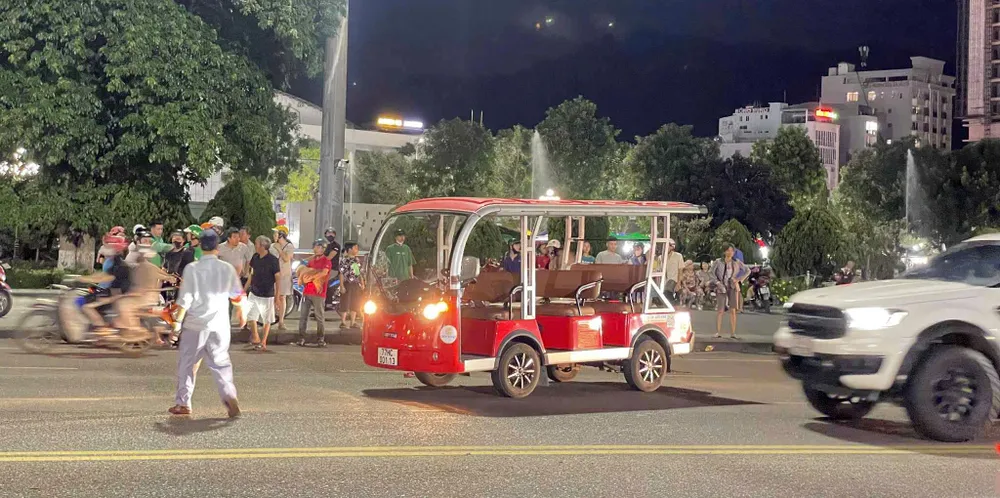 Xe điện tông 3 người thương vong tại quảng trường ven biển Gia Lai