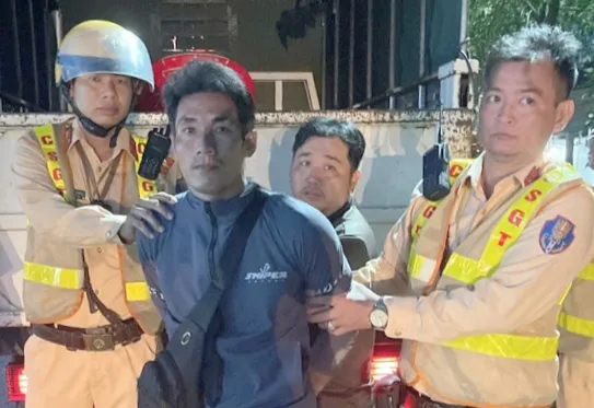 Lực lượng cảnh sát bắt được đối tượng Dương Chí Tính. Ảnh: Công an cung cấp