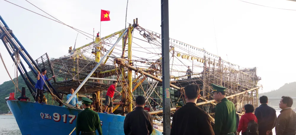 Lực lượng biên phòng ven biển tỉnh Gia Lai đang ứng cứu ngư dân bị nạn vào bờ trước đó. (Ảnh minh họa)