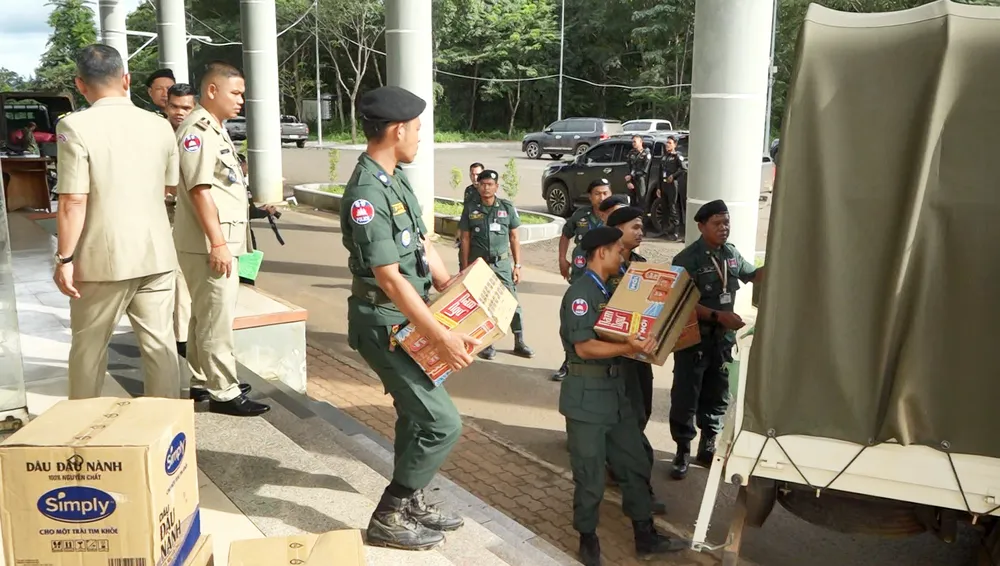 Trao 6 tấn gạo, nhu yếu phẩm hỗ trợ lực lượng biên giới Campuchia