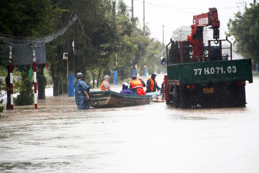 Lực lượng chức năng huy động cơ giới, xuồng để hỗ trợ người dân ở các điểm ngập phường Quy Nhơn Bắc