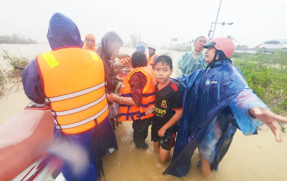 Người già và trẻ nhỏ được hỗ trợ đi sơ tán khẩn cấp ở phường Quy Nhơn Đông