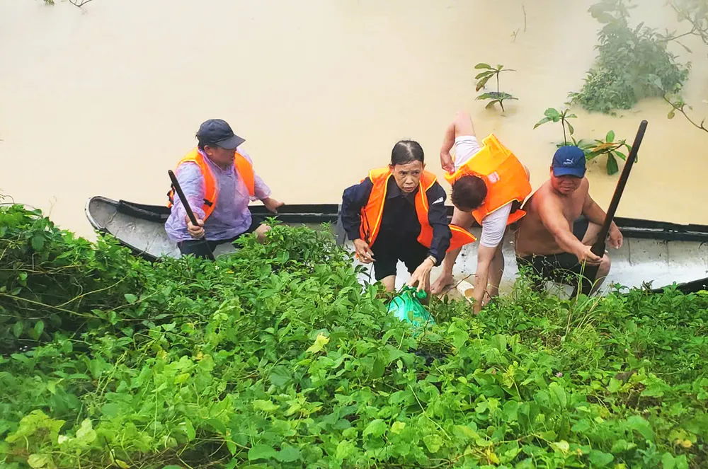 Một gia đình ở phường Quy Nhơn Đông đang khẩn trương sơ tán khỏi nơi nguy hiểm