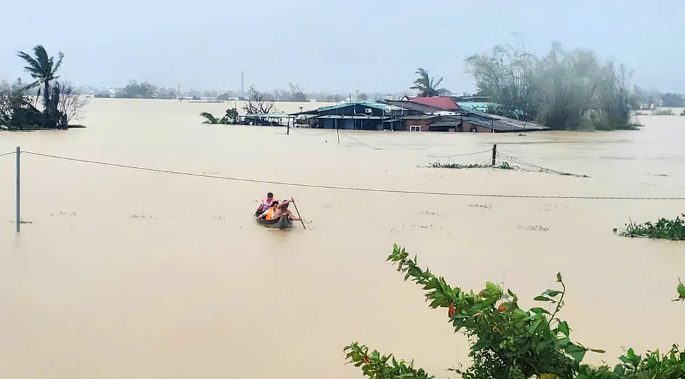 Người dân huy động xuồng để hỗ trợ nhau sơ tán khẩn cấp khỏi nơi nguy hiểm