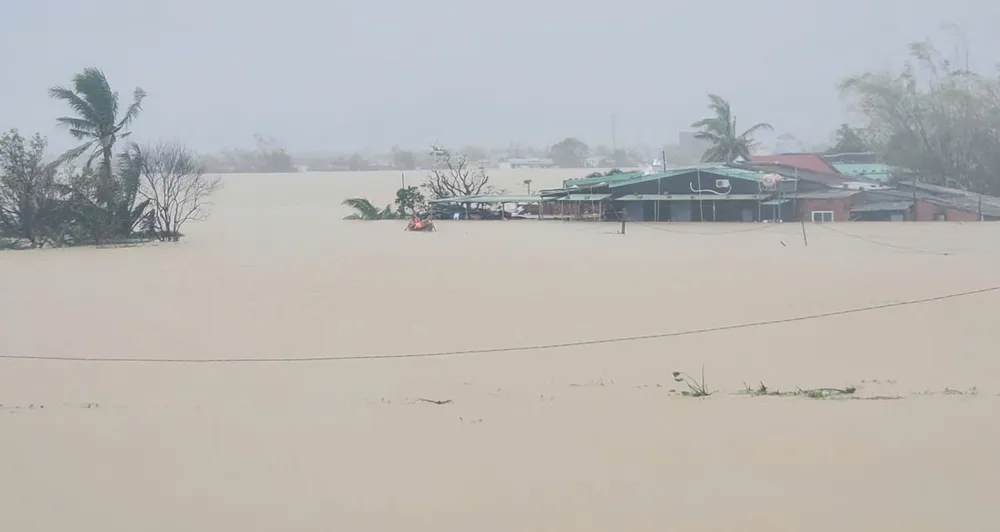 Những lớp nhà dân chìm dần trong nước lũ