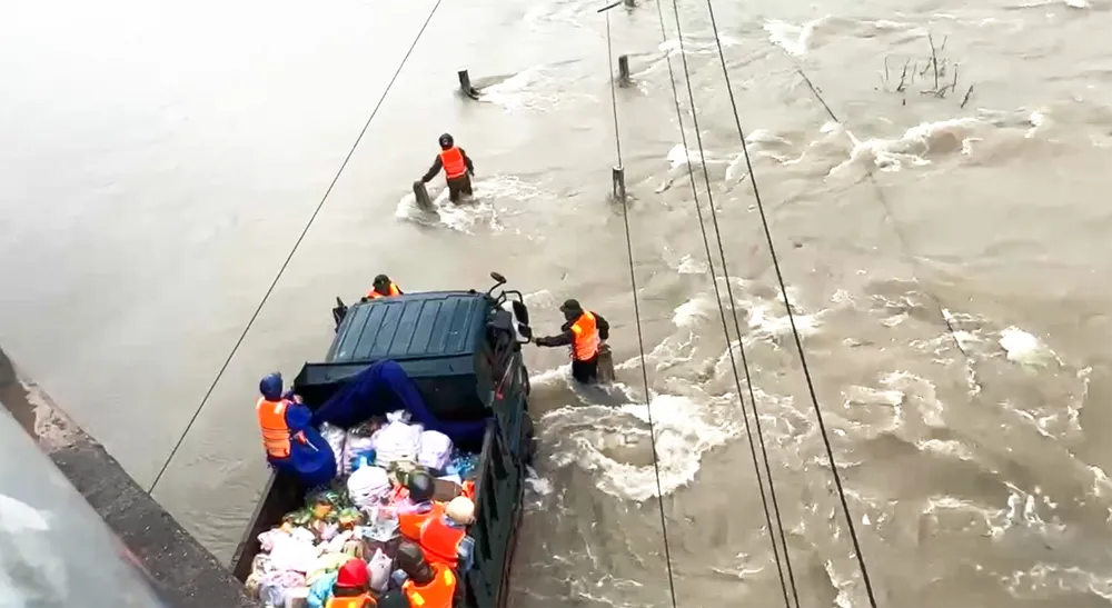 Nỗ lực cắt lũ, tiếp tế người dân vùng lụt nặng ven Quy Nhơn