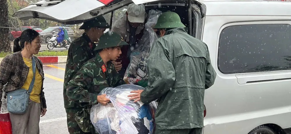 Hàng hóa từ trạm tiếp nhận được phân phối đến bà con vùng cô lập.jpg