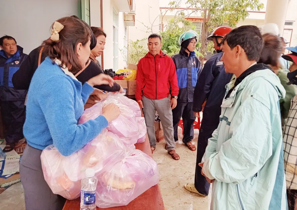 4- phường Quy Nhơn Đông cấp phát cơm cho người dân vùng lũ lụt. Ảnh N.H.jpg
