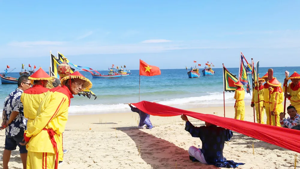 Độc đáo lễ cung nghinh Thủy Lục cư dân vạn đầm Xương Lý