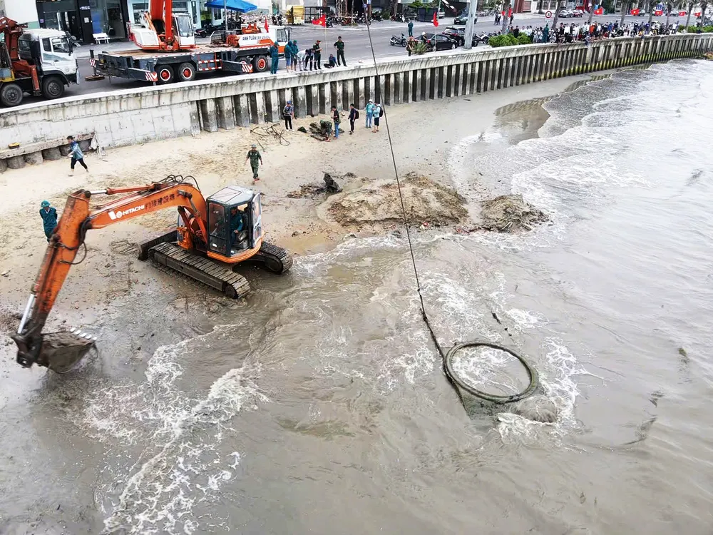 Trục vớt xác xe tăng ở bãi biển Quy Nhơn, phát hiện nhiều đạn pháo, súng