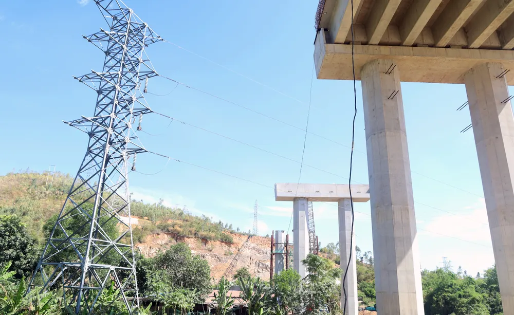 cot dien ngay sat cau khong the lao damIMG_6644.jpg