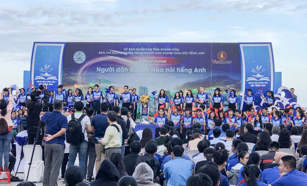 Hàng nghìn sinh viên, học sinh tham dự lễ khởi động chương trình tại quảng trường 2/4, TP Nha Trang. Ảnh: LÊ KIÊN