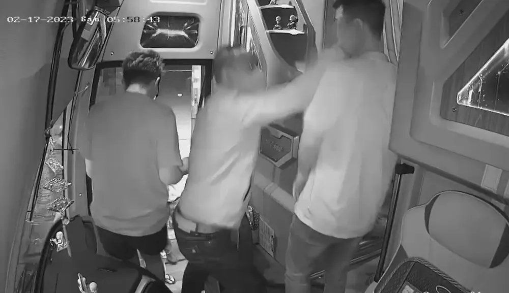 Tài xế bị 2 người đàn ông lao lên xe hành hung Tài xế bị 2 người đàn ông lao lên xe hành hung