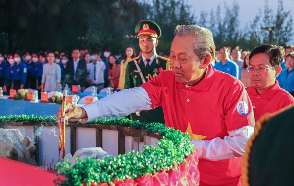 Ông Trương Hòa Bình, nguyên Phó Thủ tướng thắp nhang, tưởng niệm các chiến sĩ Gạc Ma