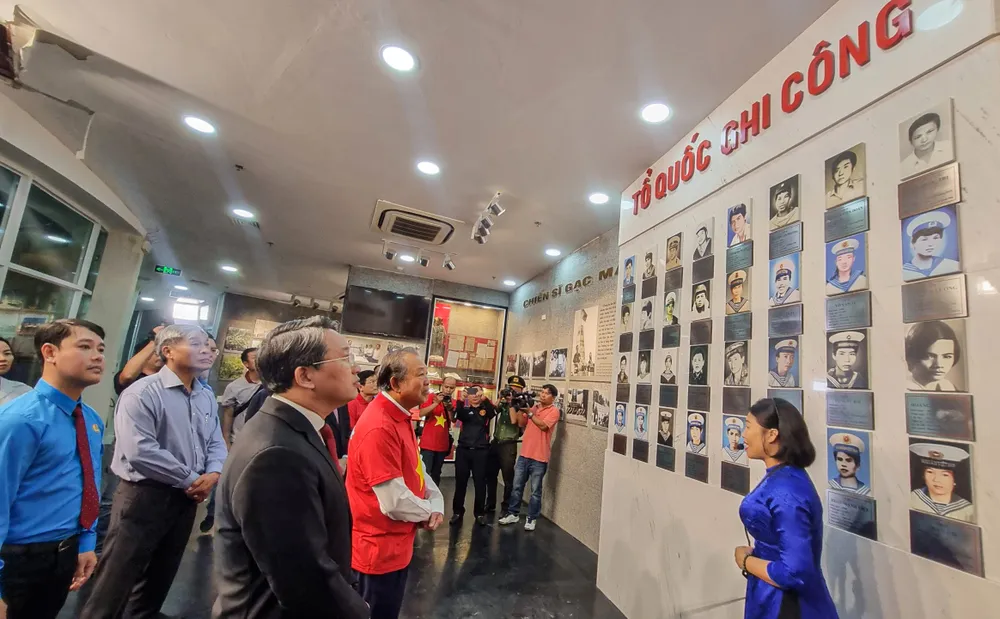 Người dân, du khách tham quan khu trưng bày di vật, ảnh của các chiến sĩ Gạc Ma