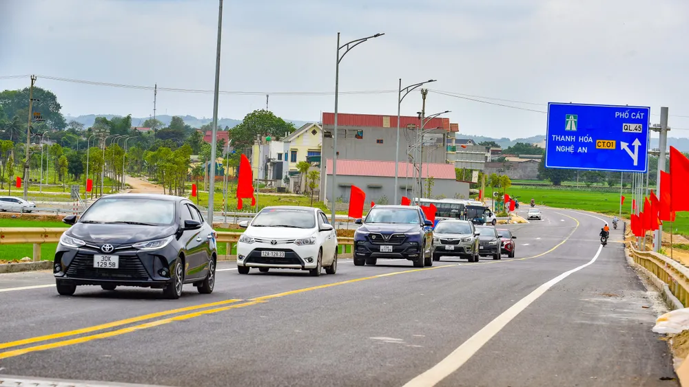 Nhiều phương tiện đã lưu thông trên cao tốc Mai Sơn - Quốc lộ 45. Ảnh: DUY CƯỜNG Nhiều phương tiện đã lưu thông trên cao tốc Mai Sơn - Quốc lộ 45. Ảnh: DUY CƯỜNG