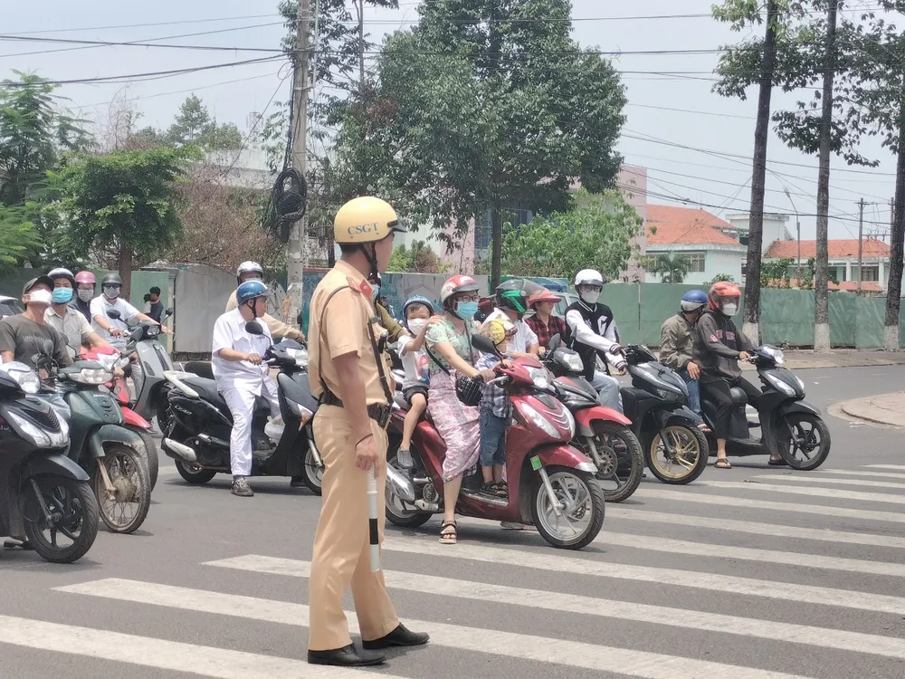 Kẹt xe trên Quốc lộ 1 đoạn qua địa phận Đồng Nai. Ảnh: HOÀNG BẮC Kẹt xe trên Quốc lộ 1 đoạn qua địa phận Đồng Nai. Ảnh: HOÀNG BẮC