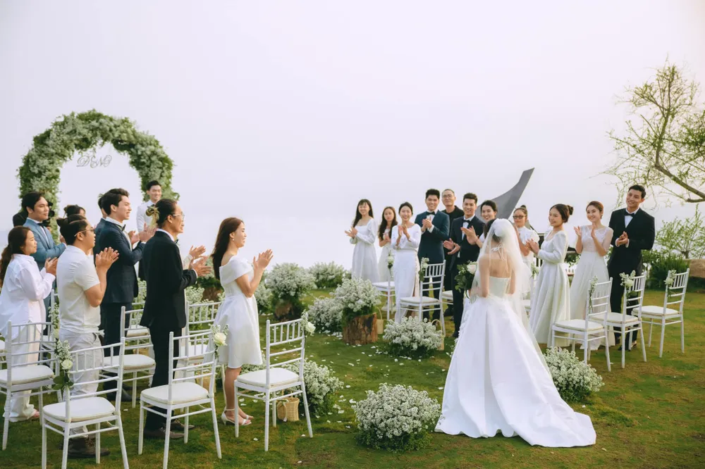 Nơi lưu giữ khoảnh khắc hạnh phúc. Ngoài ra, đây cũng là nơi chứng kiến khoảnh khắc hạnh phúc của nhiều cặp đôi, gia đình. Chị Hoàng Anh (ngụ quận Bắc Từ Liêm, Hà Nội) bày tỏ sự bất ngờ khi vừa nhận được lời cầu hôn tại nơi lưu trú, chị tâm sự lần đầu tiên đến là vào khoảng đầu năm 2022 để tổ chức sinh nhật cho bạn trai, không ngờ lần thứ hai được đeo nhẫn đính hôn tại đây.