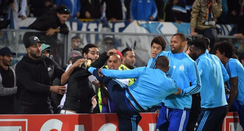 Evra “tung cước” khán giả, nhận thẻ đỏ trước trận đấu