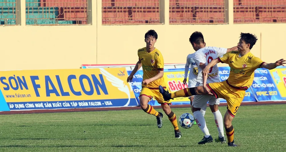 Về Cần Thơ xem bóng đá trẻ cùng sơn Falcon ảnh 2