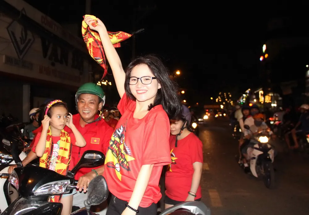 U23 Việt Nam thắng, TPHCM rợp cờ hoa ảnh 1