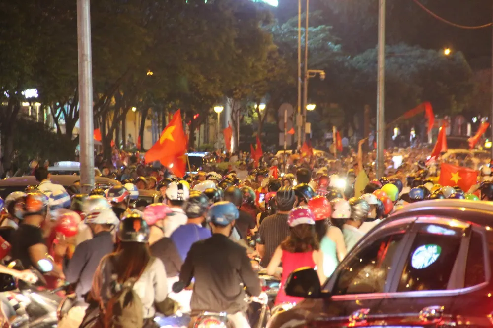 U23 Việt Nam thắng, TPHCM rợp cờ hoa ảnh 4
