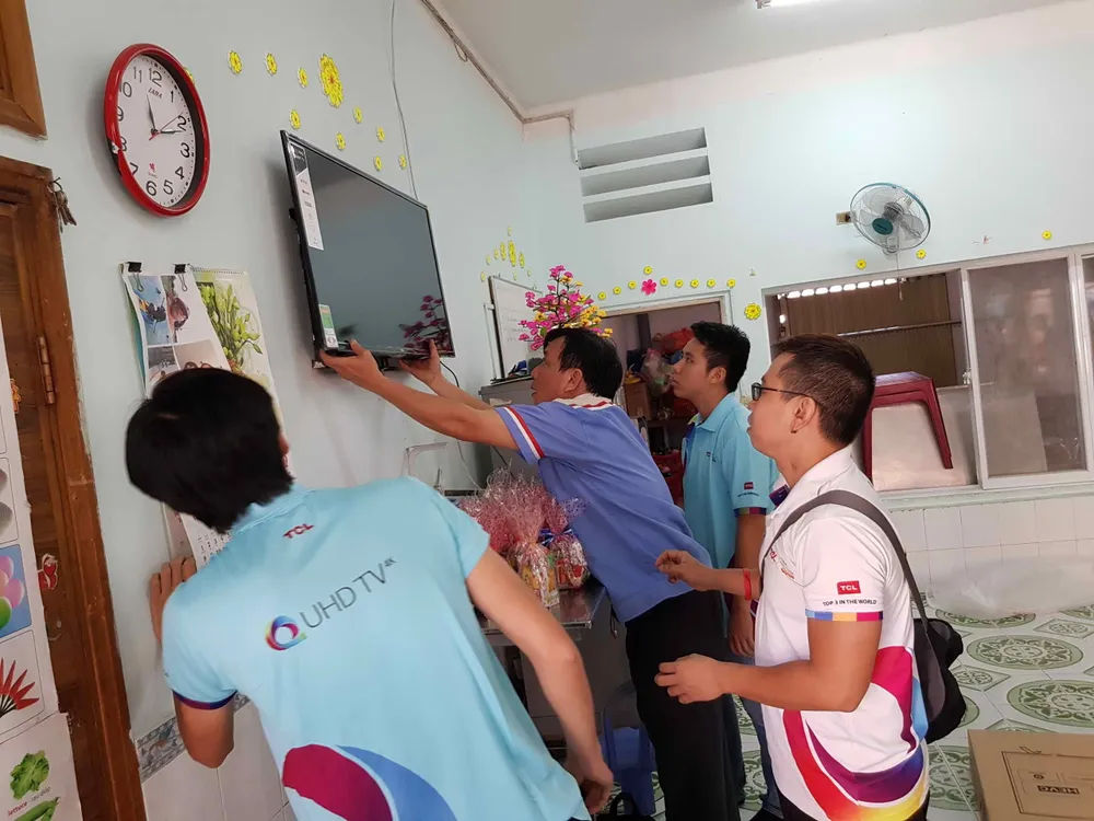 TCL mang tết đến sớm cho trẻ em mồ côi và khuyết tật TPHCM ảnh 3