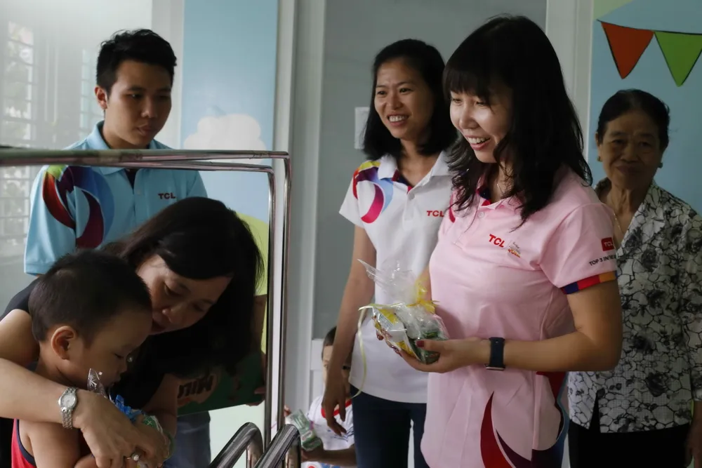 TCL mang tết đến sớm cho trẻ em mồ côi và khuyết tật TPHCM ảnh 2
