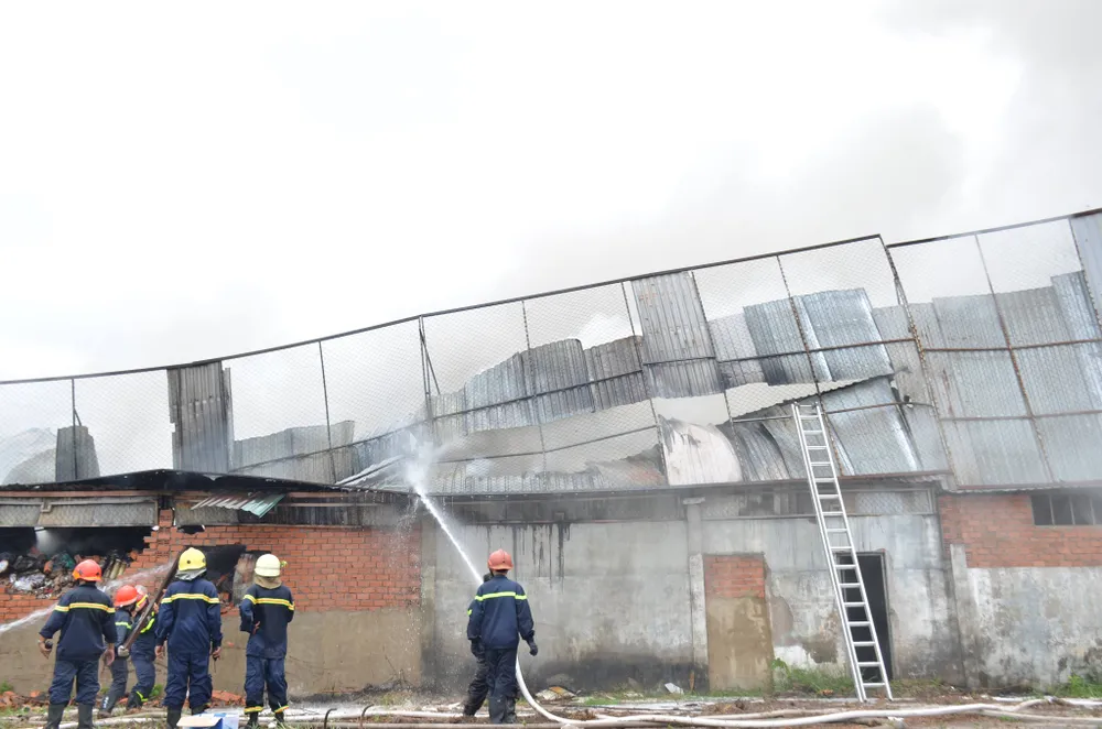 Cảnh sát PCCC Hóc Môn phá tường dập lửa ở công ty may mặc  ảnh 1