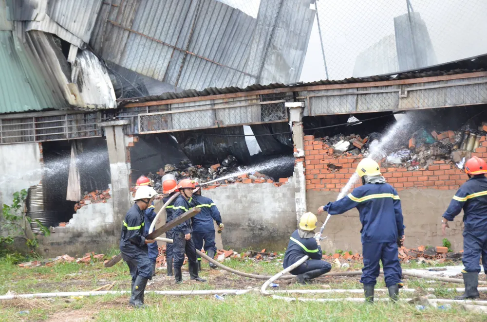 Cảnh sát PCCC Hóc Môn phá tường dập lửa ở công ty may mặc  ảnh 3