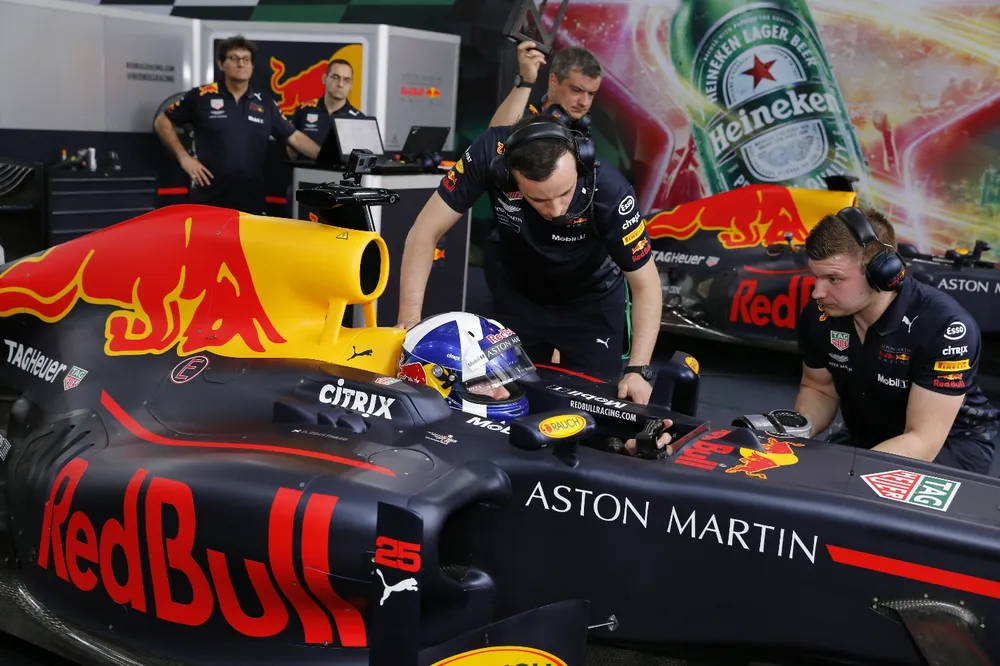 Hàng vạn người hâm mộ trải nghiệm F1 tại Việt Nam ảnh 1