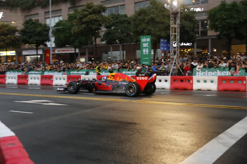 Hàng vạn người hâm mộ trải nghiệm F1 tại Việt Nam ảnh 2