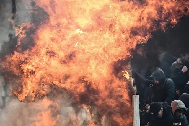 AEK Athens - Ajax 0-2: Dusan Tadic ghi bàn, CĐV Hà Lan bị ném bom xăng ảnh 4