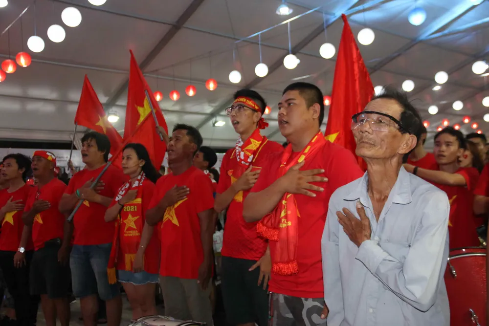 Người hâm mộ TPHCM xuống phố mừng chiến thắng ảnh 1