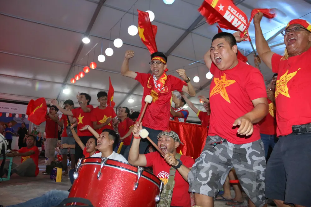 Người hâm mộ TPHCM xuống phố mừng chiến thắng ảnh 2