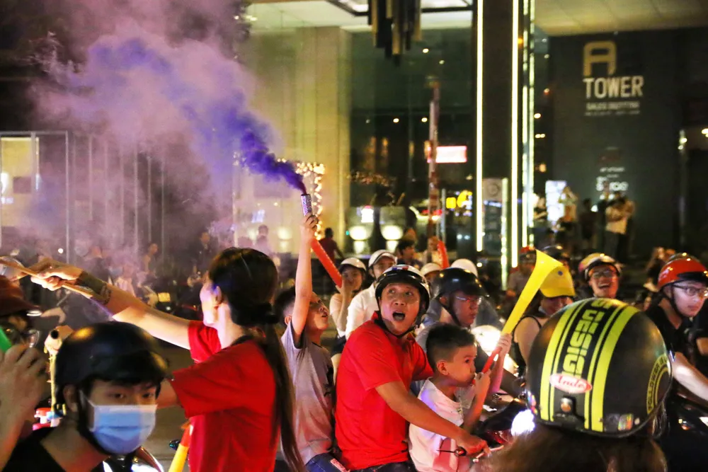 Người hâm mộ TPHCM xuống phố mừng chiến thắng ảnh 5